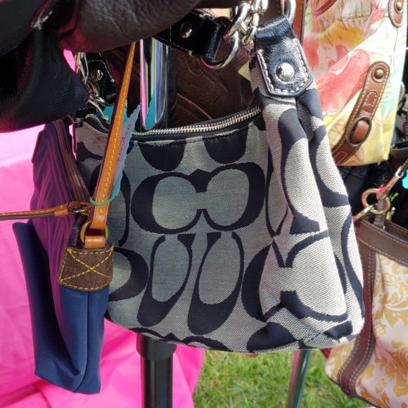 Lots of purses - Picture 5 of 6